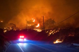美國加州於當地時間21日晚間發生山林野火，當局雖派員救災但火勢迅速延燒，當局為此下令鄰近居民疏散。（美聯社）
