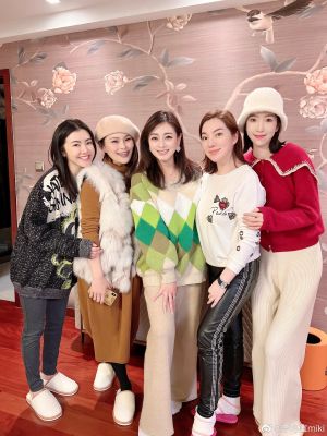 葉安婷 ▲葉安婷(左)和女星李婷宜(中)保養得宜,美貌凍齡。(圖/翻攝李婷宜微博)
