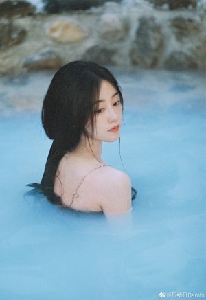 祝緒丹 ▲祝緒丹背影乍看之下彷彿全裸。(圖/翻攝祝緒丹微博)
