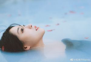 祝緒丹 ▲祝緒丹躺在溫泉裡,宛如「出水芙蓉」般清新脫俗。(圖/翻攝祝緒丹微博)
