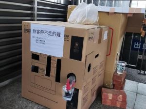 ▲日前就有網友在花蓮志學車站看到「旅客帶不走的雞」,畫面曝光更引爆討論。(圖/翻攝《路上觀察學院》) ▲日前就有網友在花蓮志學車站看到「旅客帶不走的雞」,畫面曝光更引爆討論。(圖/翻攝《路上觀察學院》)