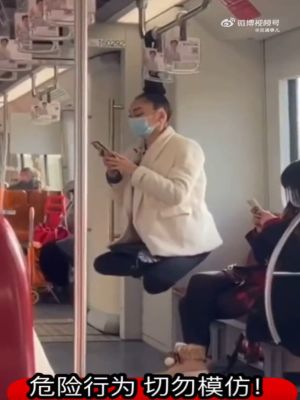有練過!上海地鐵驚見乘客「懸空打坐」 網愣:在修仙? ▲這名女子將頭髮綁在上方的欄杆後,竟然盤起雙腳飄浮在半空中!(圖/翻攝自微博《交通事兒》)