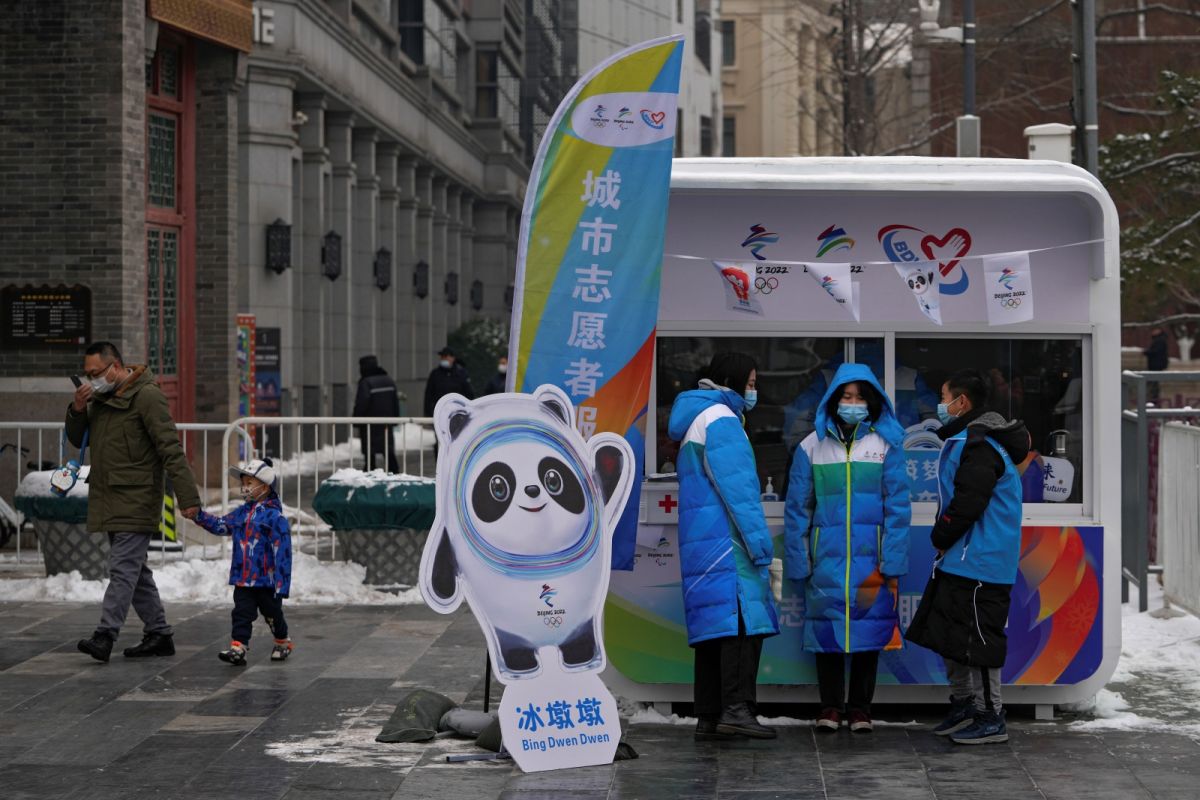 ▲北京冬季奧運在春節假期登場，吉祥物「冰墩墩」紀念品炙手可熱，甚至出現一「墩」難求的情況。（圖／美聯社／達志影像）
