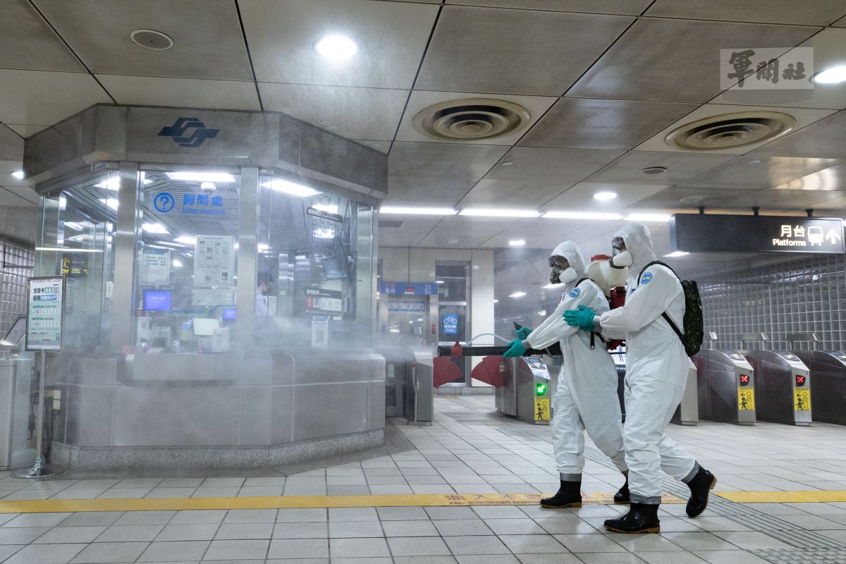 ▲陸軍33化兵群化學兵針對台北捷運站內外各場域消毒。（圖／軍聞社提供）