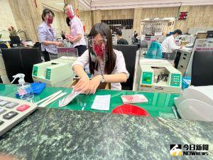 過年換新鈔起跑,銀行員防疫措施升級因應。(圖/記者顏真真攝) ▲至1月28日前,全台371家銀行分行、指定郵局83家可兌換新鈔,趕緊把握最後3天工作日。(圖/記者顏真真攝)