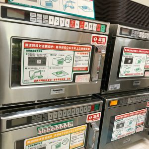 超商微波爐。(圖/記者張志浩攝) ▲許多網友認為,超商的平板式微波爐相當好用且方便。(圖/記者張志浩攝)