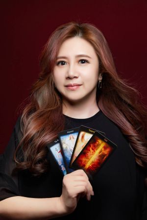 ▲小海布魯克是專業認證的塔羅占星師也是專欄作家,現任政治大學西洋占星社指導老師,曾任中華民國占星協會第四屆理事。擅長跨領域應用,將占星學的奧義融入於現代人日常生活中。(圖/小海布魯克提供) ▲小海布魯克是專業認證的塔羅占星師也是專欄作家,現任政治大學西洋占星社指導老師,曾任中華民國占星協會第四屆理事。擅長跨領域應用,將占星學的奧義融入於現代人日常生活中。(圖/小海布魯克提供)