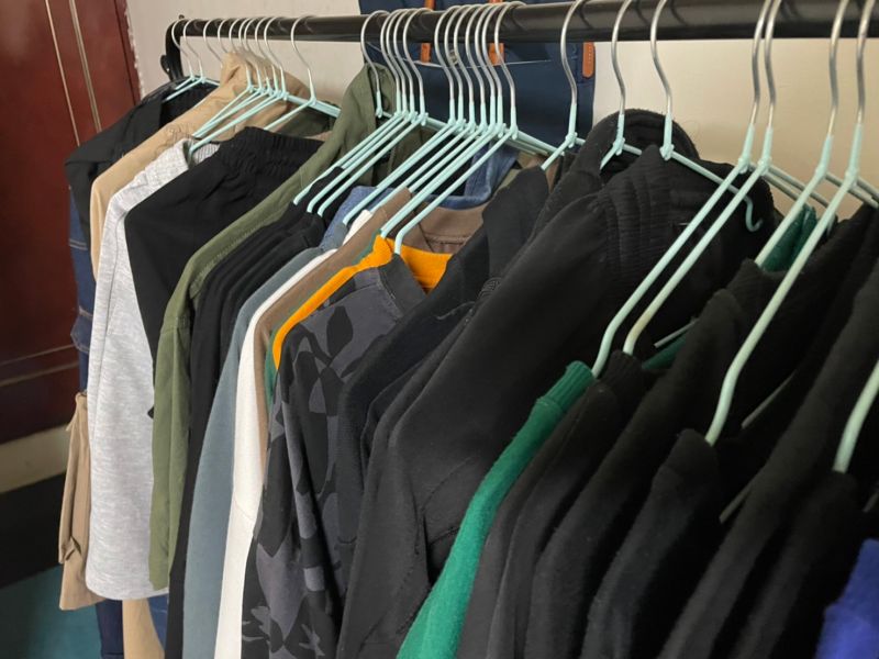 ▲台灣與國外都有舊衣回收箱，但有網友透過實測驗證舊衣回收最終結局，讓百萬人傻眼直呼「完全搞錯了！」（圖/記者張嘉哲攝）