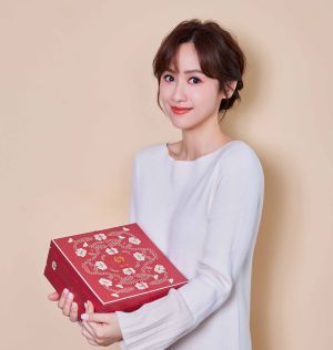 吳姍儒 ▲吳姍儒欽點台中名舖「喜豐香1985」,為其精心量身訂做中式喜餅。(圖/容易文創提供)