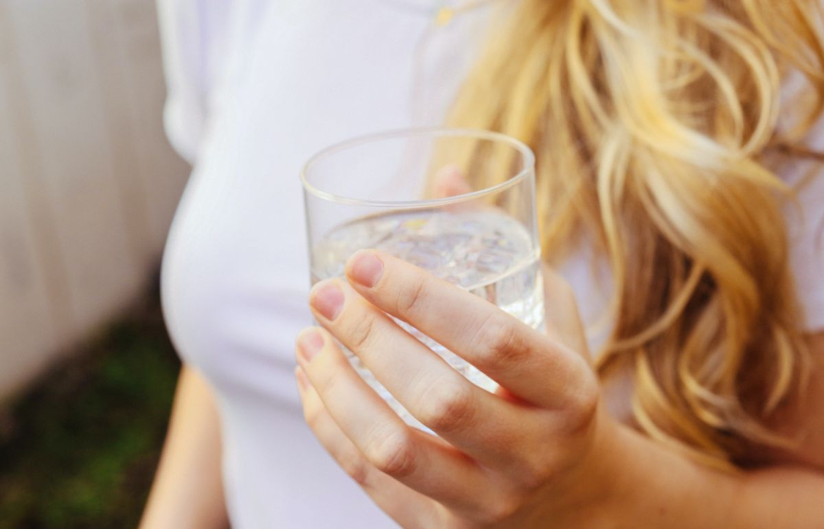 ▲泌尿科醫生曝，4種喝水喝不僅不會更健康，還會有嚴重後果。（示意圖／取自unsplash）