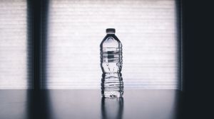 泌尿科醫師建議,別喝曝曬過後的瓶裝水。(示意圖/取自unsplash) ▲泌尿科醫師建議,別喝曝曬過後的瓶裝水。(示意圖/取自unsplash)
