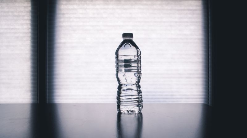 ▲泌尿科醫師建議，別喝曝曬過後的瓶裝水。（示意圖／取自unsplash）