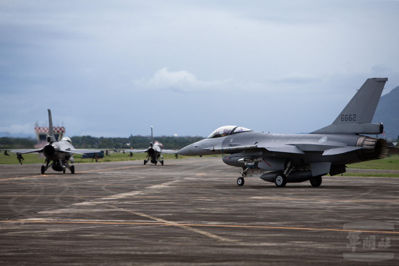 ▲囿於共軍不斷的進逼我防空識別區，空軍各聯隊戰機雖加強應對，但相關的戰術訓練課程卻沒有中斷或縮短。（圖／軍聞社提供）