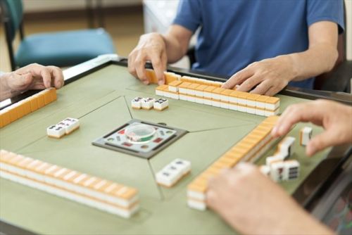 過年打麻將。(示意圖/翻攝photoAC) ▲網友好奇詢問「過年打麻將都準備什麼食物?」而引起內行分享2大零嘴。(示意圖/翻攝photoAC)