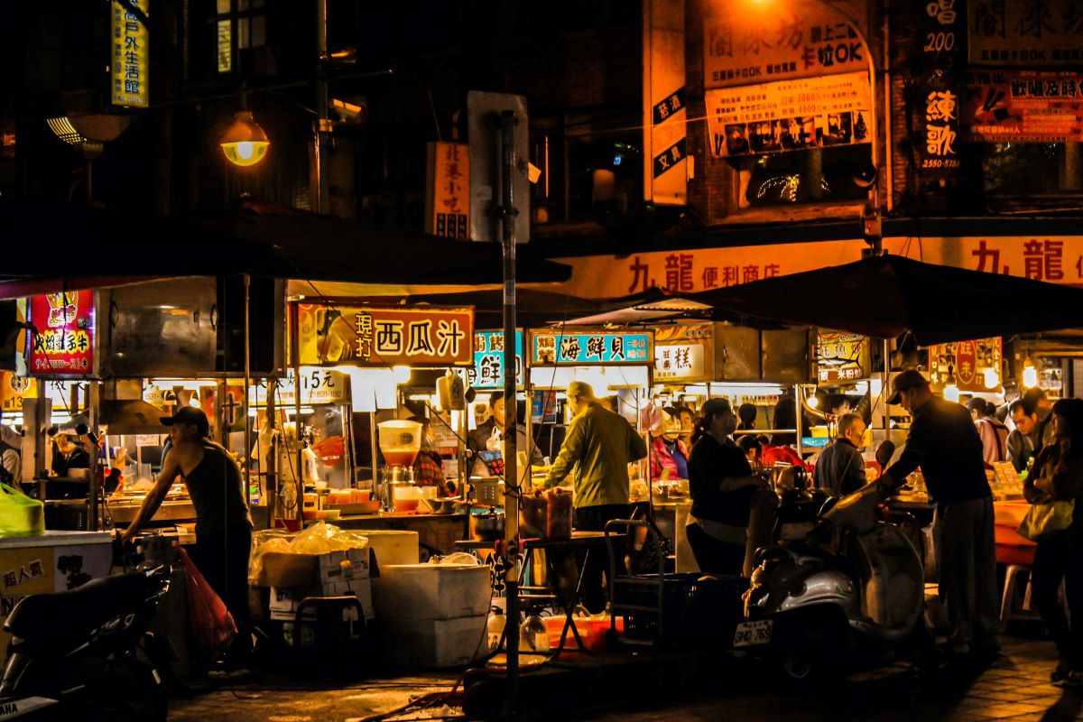 ▲有網友好奇詢問「台灣夜市文化是不是快垮了啊？」而引起鄉民點出走下坡關鍵。（示意圖／取自Unsplash）