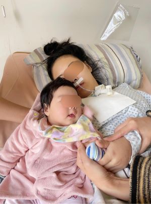 ▲剛生產完後與孩子合照,當時還沒料想到悲劇即將來臨。(圖/翻攝自爆料公社公開版臉書) ▲剛生產完後與孩子合照,當時還沒料想到悲劇即將來臨。(圖/翻攝自爆料公社公開版臉書)