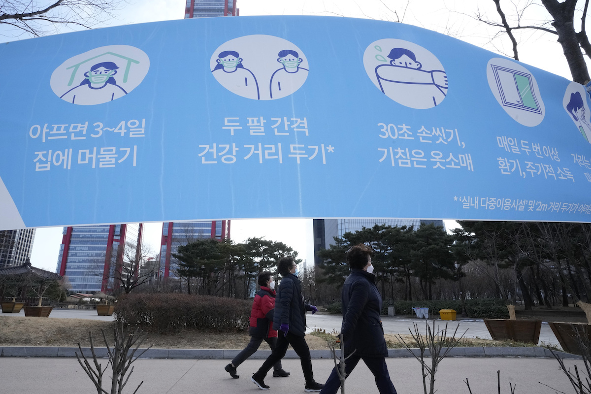 ▲韓國新冠疫情延燒，首次單日確診突破8千例。（圖／美聯社／達志影像）