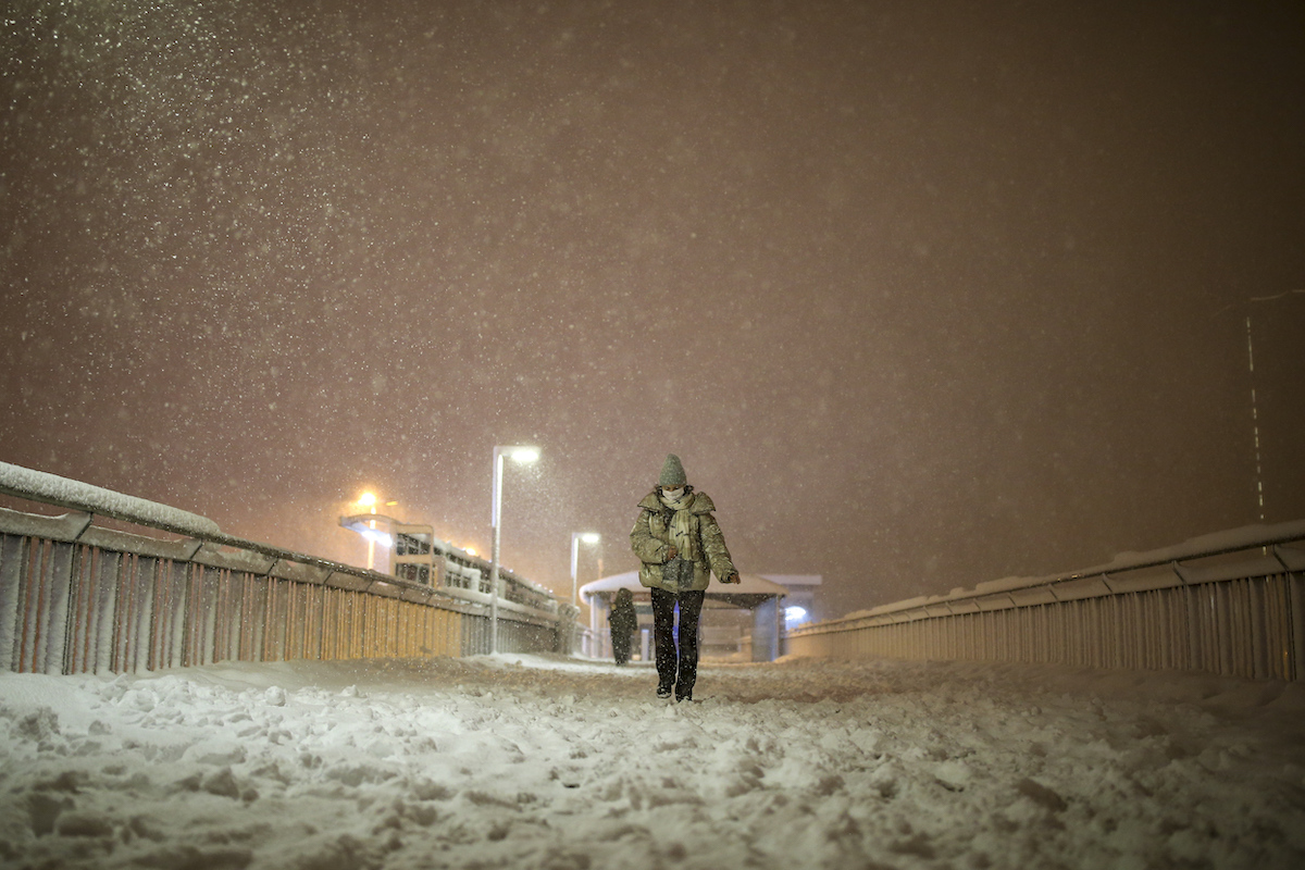 ▲土耳其各地自上週末以來遭遇暴風雪侵襲，首都安卡拉、東部大城萬恩、西北部的包魯、第一大城伊斯坦堡都有數英尺高積雪。（圖／美聯社／達志影像）