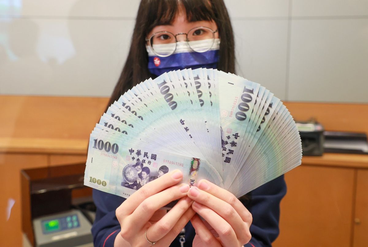 ▲台股今(25)日早盤跌逾300點,新台幣兌美元早盤27.7元狹幅盤整、升貶互見。(圖/永豐銀行提供)