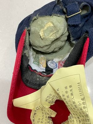 ▲除了既視感很強的帽子,從書包裡挖出一顆綠泥球的震撼,讓許多媽媽立刻把自家小孩書包倒出來檢查。(圖/取自《家有男孩崩潰日常》) ▲除了既視感很強的帽子,從書包裡挖出一顆綠泥球的震撼,讓許多媽媽立刻把自家小孩書包倒出來檢查。(圖/取自《家有男孩崩潰日常》)