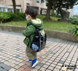 ▲小孩書包深不可測,如果沒有全部倒出來,每天只是抽出聯絡簿簽名,學期末總整理時,可能會得到意外的驚喜。(圖/記者黃韻文攝) ▲小孩書包深不可測,如果沒有全部倒出來,每天只是抽出聯絡簿簽名,學期末總整理時,可能會得到意外的驚喜。(圖/記者黃韻文攝)