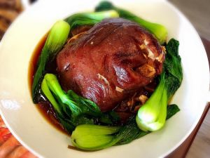 ▲滷蹄膀就是相當經典的年節「硬菜」,一般人在家親自料理不容易。 ▲滷蹄膀就是相當經典的年節「硬菜」,一般人在家親自料理不容易。