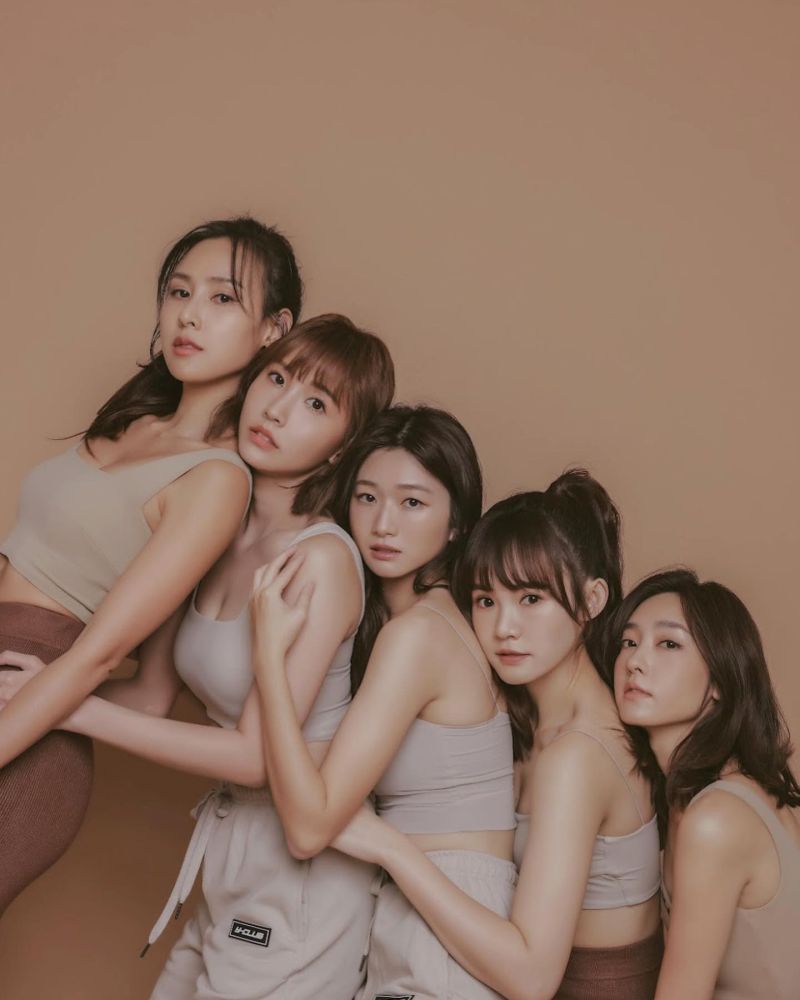 ▲房思瑜(左起)和粿粿、晏柔中、吳心緹、席惟倫一同拍攝形象照。(圖/房思瑜IG)