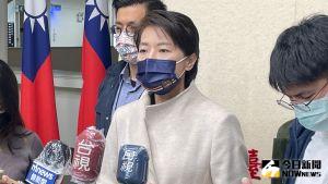 針對市府函送內政部《敬老金自治條例》無效,時間點剛好為北市議會政黨協商結束後,導致議員認為「被設計」一事,台北市副市長黃珊珊25日下午急赴議會說明,表示絕非刻意或故意。 ▲台北市副市長黃珊珊27日受訪時表示,北市政府已經針對防疫「升2.5級」進行規劃,很可能會在春節期間有新的做法。(圖/記者丁上程攝,2022.01.25)