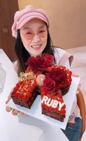 徐薇 ▲徐薇剛過55歲生日,慶生時神采奕奕。(圖/翻攝徐薇FB)