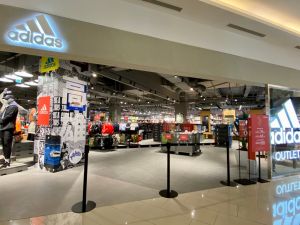 ▲面積達385坪的adidas Outlet，擁有全台最多、最齊全的商品款式。（圖／記者蕭涵云攝）