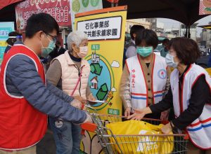 ▲中油公司石化事業部人員將民生物資致贈弱勢家庭。(圖／記者黃守作攝，2022.01.25)