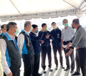 ▲交通部長王國材、高雄市政府秘書長郭添貴至高雄港34號碼頭應變中心聽取港務公司及航港局防疫辦理現況與應變措施。(圖/記者黃守作攝,2022.01.25) ▲交通部長王國材、高雄市政府秘書長郭添貴至高雄港34號碼頭應變中心聽取港務公司及航港局防疫辦理現況與應變措施。(圖/記者黃守作攝,2022.01.25)