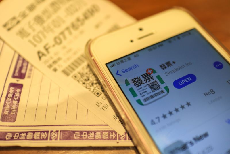 ▲網友分享自己對完發票後到郵局兌獎的經歷，笑翻不少人，沒想到背後真相超尷尬。（示意圖／取自Shutterstock）