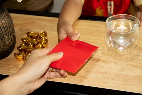 ▲農曆新年期間許多人會收、發紅包；不過就有人在社群上發出「神秘符號」向他人討紅包，讓大批網友超尷尬。（示意圖／取自Shutterstock）