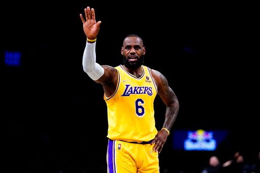 ▲湖人「詹皇」LeBron James因左膝痠痛休兵，被酸不敢正面對決LeBron James（恩比德）。（圖／美聯社／達志影像）