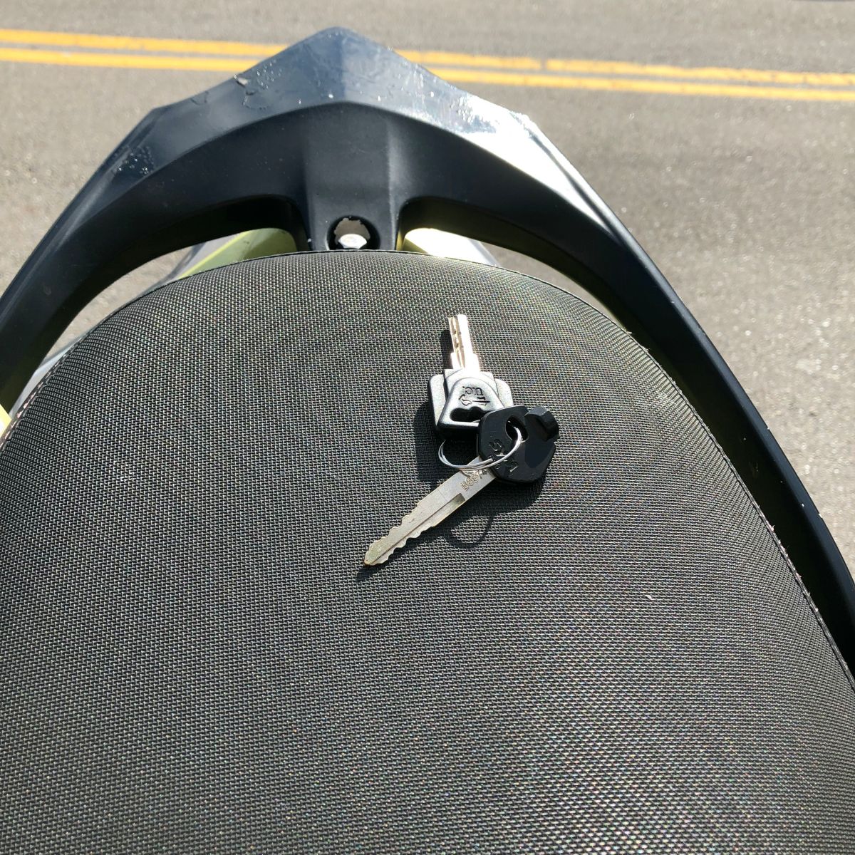 ▲夏天烈陽照射之下，機車坐墊達74度高溫，是不少騎士的惡夢。（圖／記者張志浩攝）