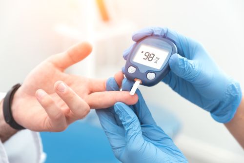 報導 ▲糖友需要定時定期監控血糖,過年過節容易放縱飲食更需要留意原本穩定的血糖有沒有大幅飆升!(圖/shutterstock)