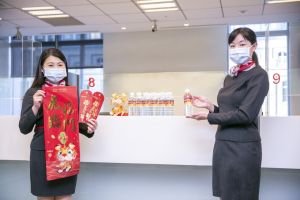 新光銀行除年前在各分行準備春聯及紅包袋之外,也準備了限量「發財水」在年後開工發放,並在年前先放置在金庫吸飽財氣。(圖/新光銀行提供) ▲新光銀行除年前在各分行準備春聯及紅包袋之外,也準備了限量「發財水」在年後開工發放,並在年前先放置在金庫吸飽財氣。(圖/新光銀行提供)