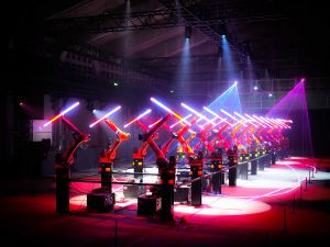 ▲「千手光劍-機械手臂光之展演」策畫靈感來自於《星際大戰》Star Wars中的世界觀,透過六軸機械手臂,呈現多層次的視覺畫面。(圖/高市府文化局提供) ▲「千手光劍-機械手臂光之展演」策畫靈感來自於《星際大戰》Star Wars中的世界觀,透過六軸機械手臂,呈現多層次的視覺畫面。(圖/高市府文化局提供)