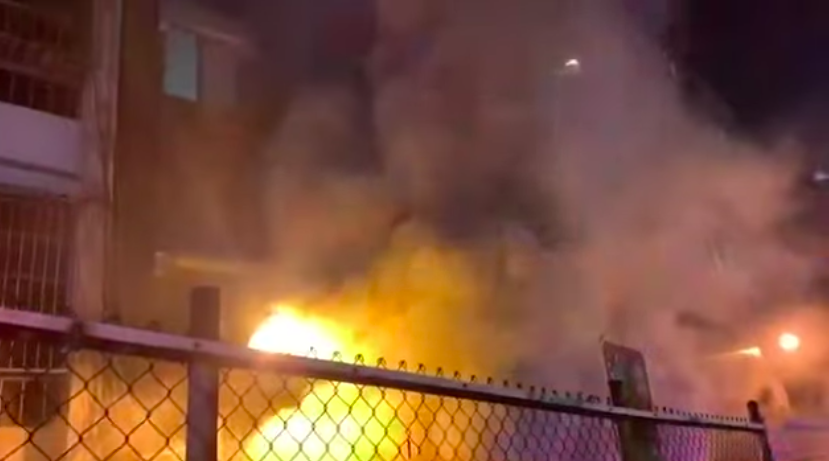 新店公寓深夜火警！火勢猛烈、超濃黑煙竄天　4人幸獲救