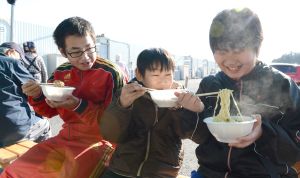 ▲除夕吃蕎麥麵，有吉利的象徵。圖為311地震當年，宮城縣兒童在臨時住所過年，吃志工所準備的蕎麥麵資料照。（圖／美聯社／達志影像）