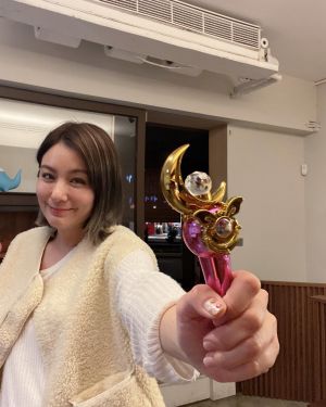 ▲莎莎炫耀自己拿到月光權杖造型悠遊卡。（圖／莎莎臉書）