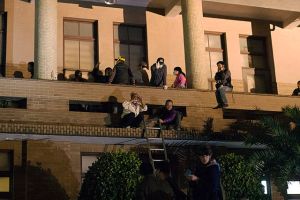 ▲藉由梯子爬上行政院二樓的抗議群眾。（圖／翻攝自維基百科）