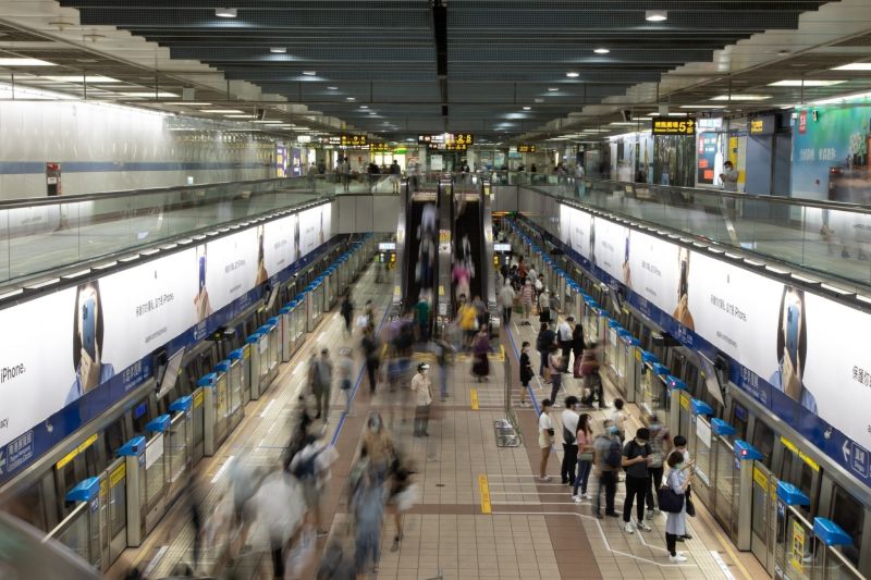 ▲PTT一名女網友發文表示，昨天在捷運東門站遭一名中年男子割傷。（示意圖／翻攝台北捷運臉書）