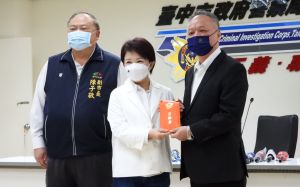 盧秀燕民調維持不墜 藍營發言人曝關鍵4字 ▲中市警方3小時偵破街頭槍殺案,盧秀燕對打擊犯罪的高度專業與效率表達肯定。(圖/台中市警局提供,2022.01.27)