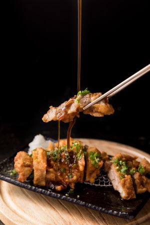 快叫阿嬤來!肉肉可以吃到飽優惠 幾歲送幾份繼光香香雞 ▲北村豆腐家的韓味香酥炸腿排。(圖/豆府餐飲集團提供)