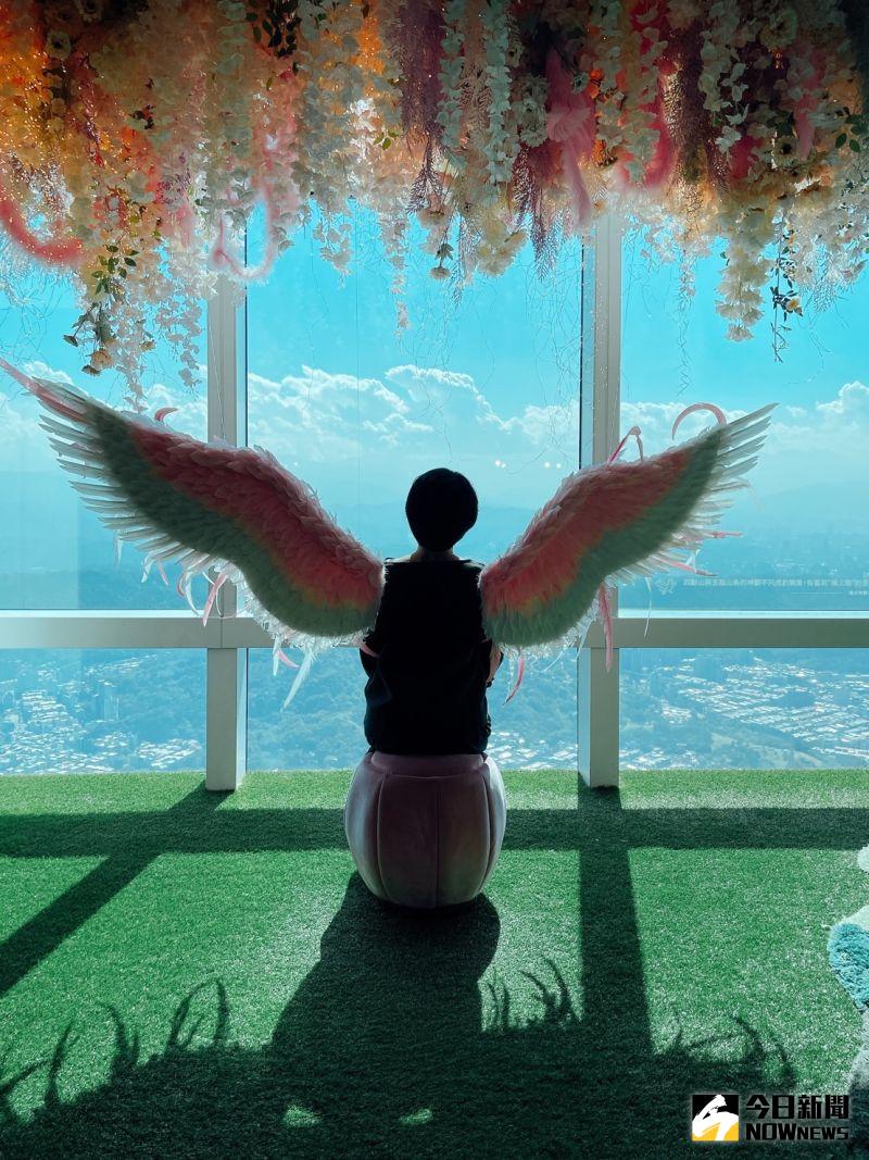 ▲台北101推出雲端秘境花園，觀景台全新改裝成波希米亞度假風，民眾可以透過現場佈置拍出神級美照。（圖／記者劉雅文拍攝）