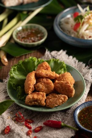 快叫阿嬤來!肉肉可以吃到飽優惠 幾歲送幾份繼光香香雞 ▲飛機河粉的越南炸雞。(圖/豆府餐飲集團提供)
