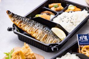 快叫阿嬤來!肉肉可以吃到飽優惠 幾歲送幾份繼光香香雞 ▲「經典加價購」最低只要花100元,就能吃到大戶屋炭烤鯖魚,相當於4折優惠。(圖/全家國際餐飲集團提供)