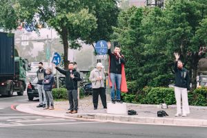 張志豪、顏若芳及李宇翔 ▲新北市議員張志豪、前台北市議員顏若芳今日陪同爭取民進黨新北市議員提名的李宇翔,以保持「社交距離」的方式,合體站路口向市民拜早年。(圖/李宇翔提供)